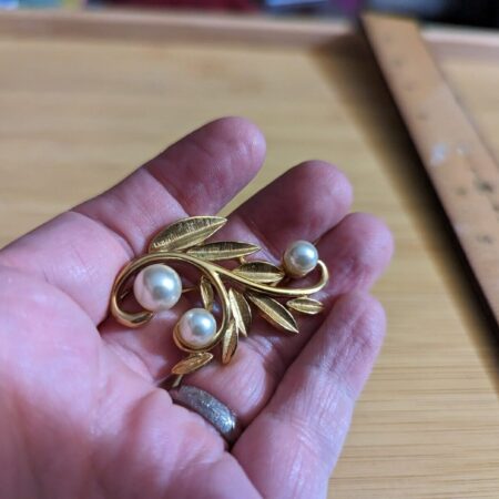 Gorgeous vintage Napier gold-tone leaf & faux pearl brooch pin