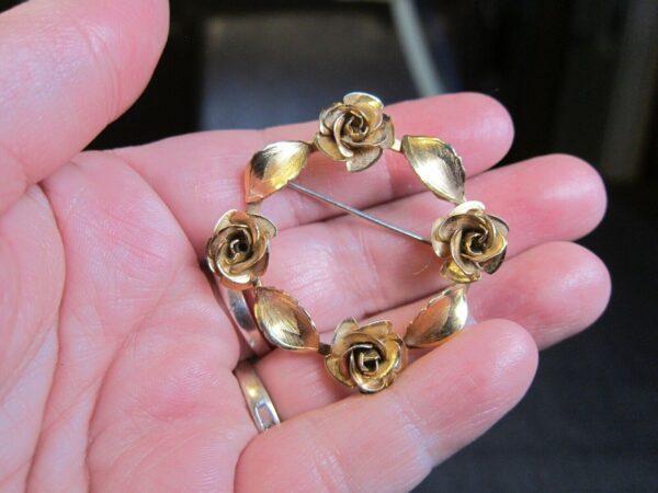 Stunning vintage 1/20 12K gold filled circle of roses leaf brooch pin BB - Image 5