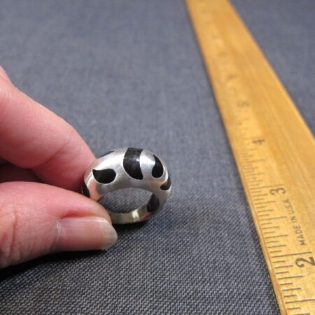 Gorgeous domed sterling silver ring w/black plastic tiger stripes vintage 6.75